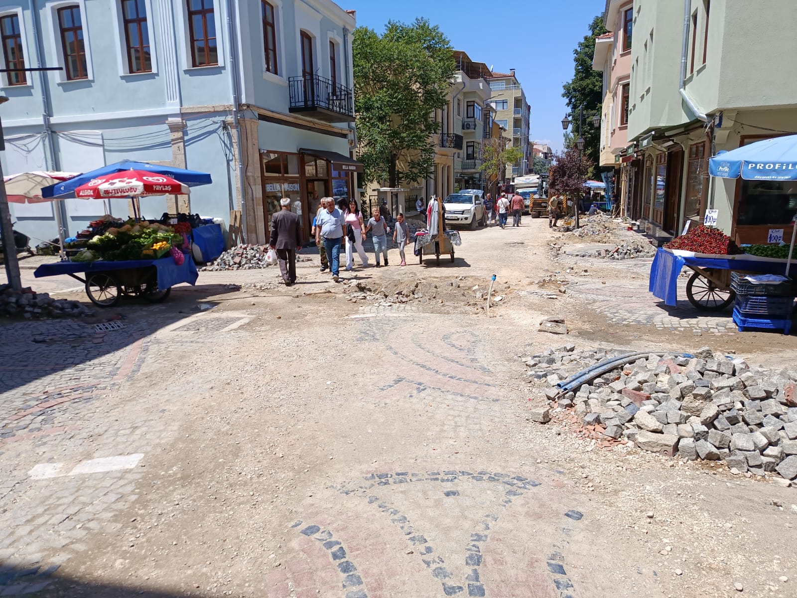 Edirne'de Balık Pazarı Caddesi’nin simgesi haline gelen balık heykeli ve yanındaki süs havuzu bugün yerinden kaldırıldı. 